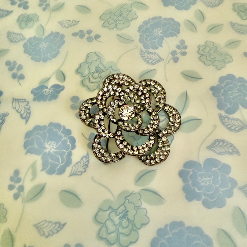 3-D Vintage Floral Rhinestone Brooch. EUC.